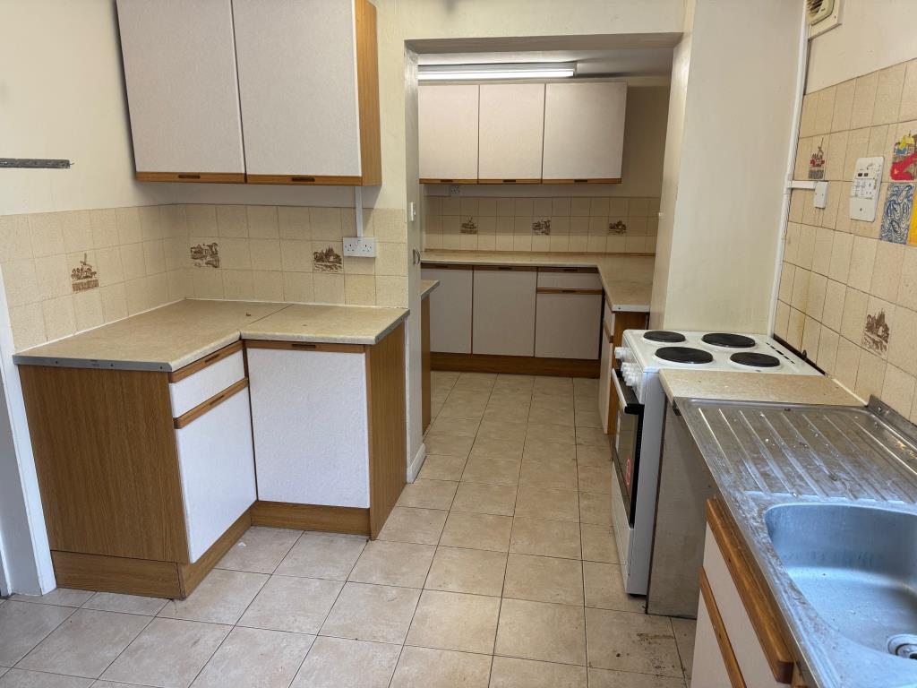 Lot: 50 - FIVE-BEDROOM SEMI-DETACHED HOUSE FOR IMPROVEMENT - Kitchen